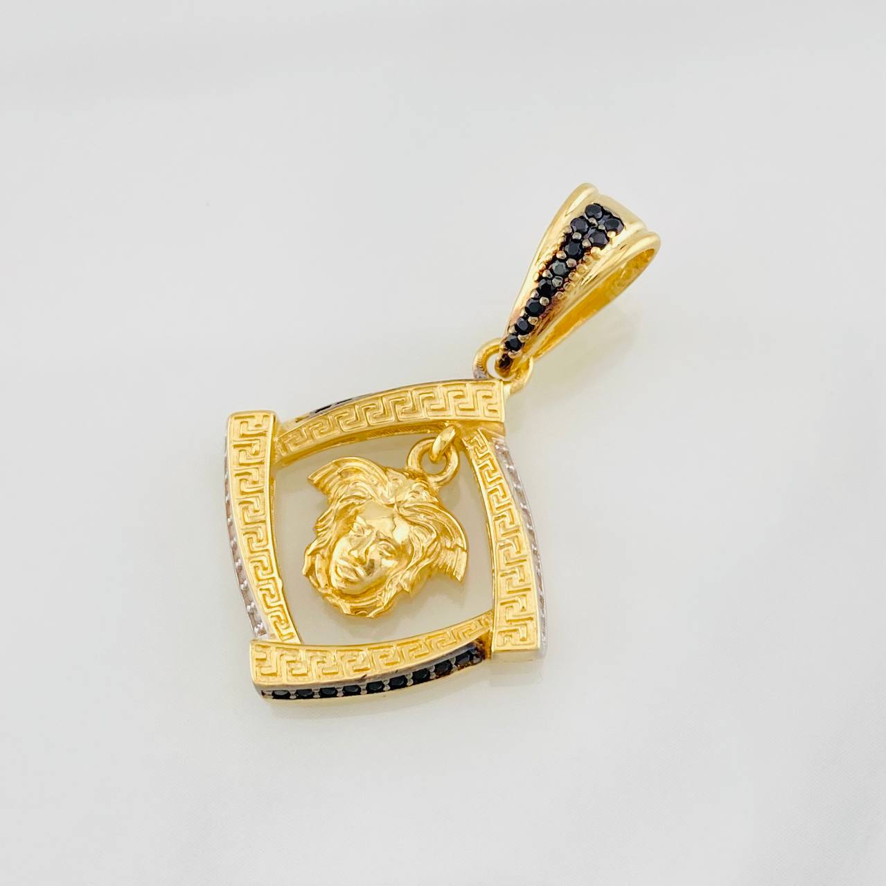 Dije Medusa 4.2g / 3cm Tres Oros 18K