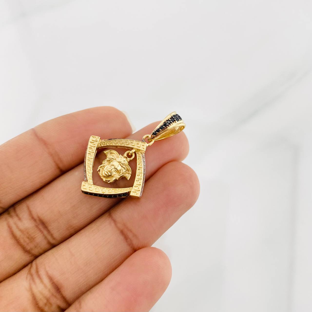 Dije Medusa 4.2g / 3cm Tres Oros 18K