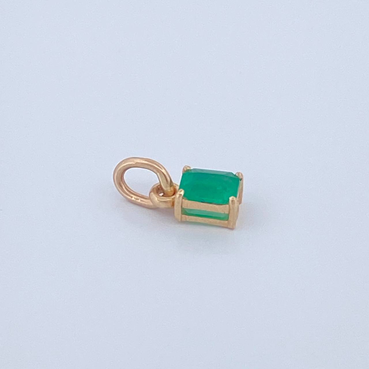 Dije Rectangulo Esmeraldas 60pts 0.5gr / 1.1cm / Oro Amarillo 18K &