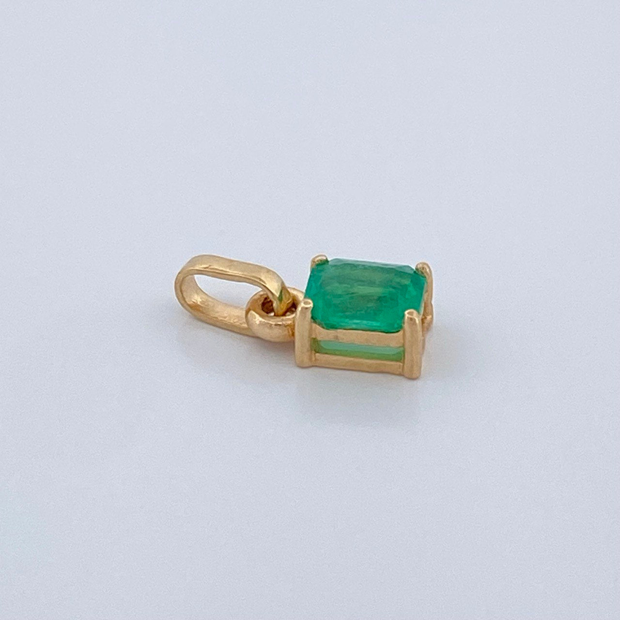 Dije Cuadrado Esmeraldas 60pts 0.5gr / 1.1cm / Oro Amarillo 18K &