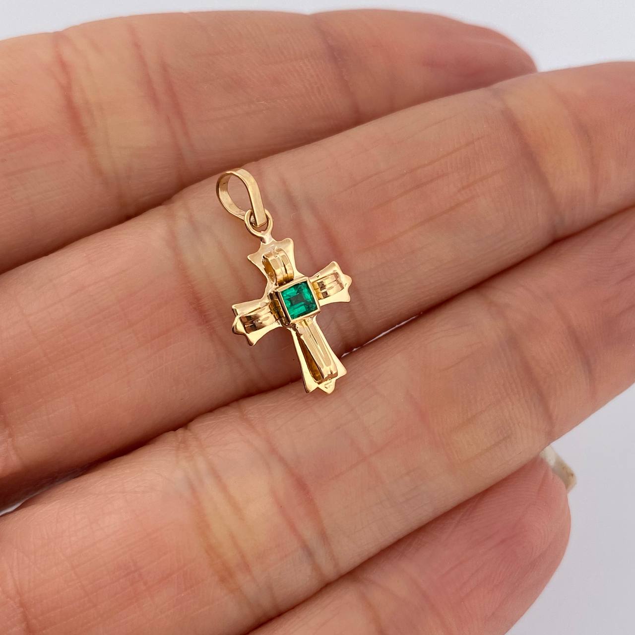 Dije Cruz Plana Esmeralda 0.6pts 0.75gr / 2.1cm / Oro Amarillo 18K &