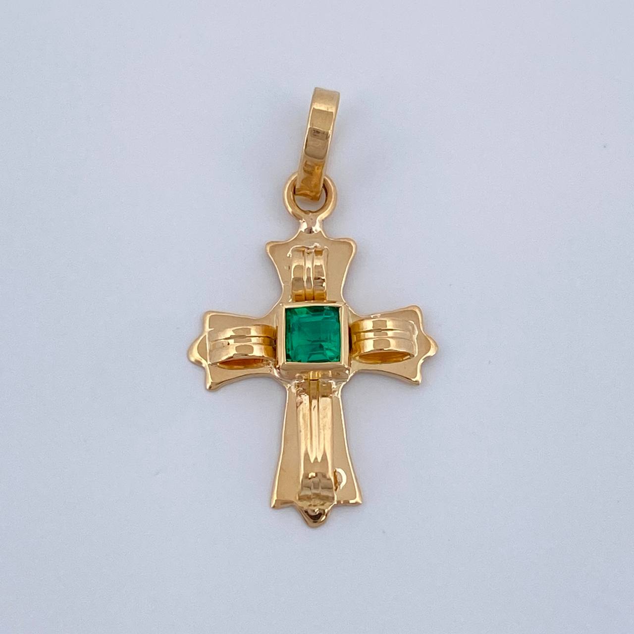Dije Cruz Plana Esmeralda 0.6pts 0.75gr / 2.1cm / Oro Amarillo 18K &