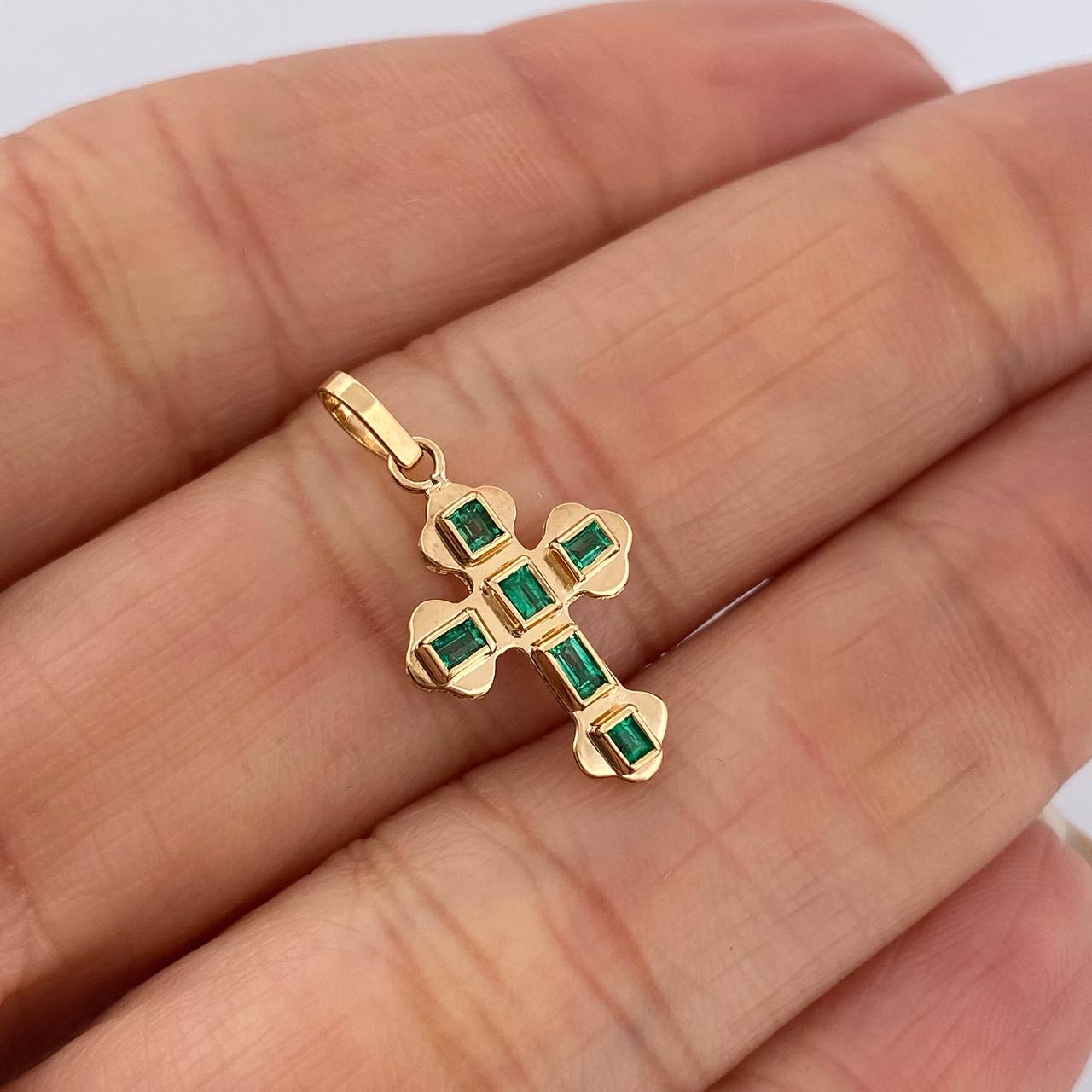 Dije Cruz Plana Esmeraldas 21pts 0.9gr / 2cm / Oro Amarillo 18K &