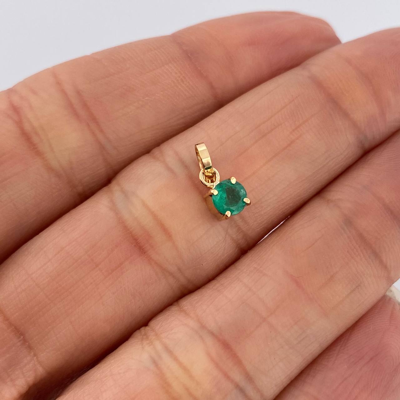 Dije Redondo Esmeralda 31pts 0.45gr / 1.1cm / Oro Amarillo 18K &