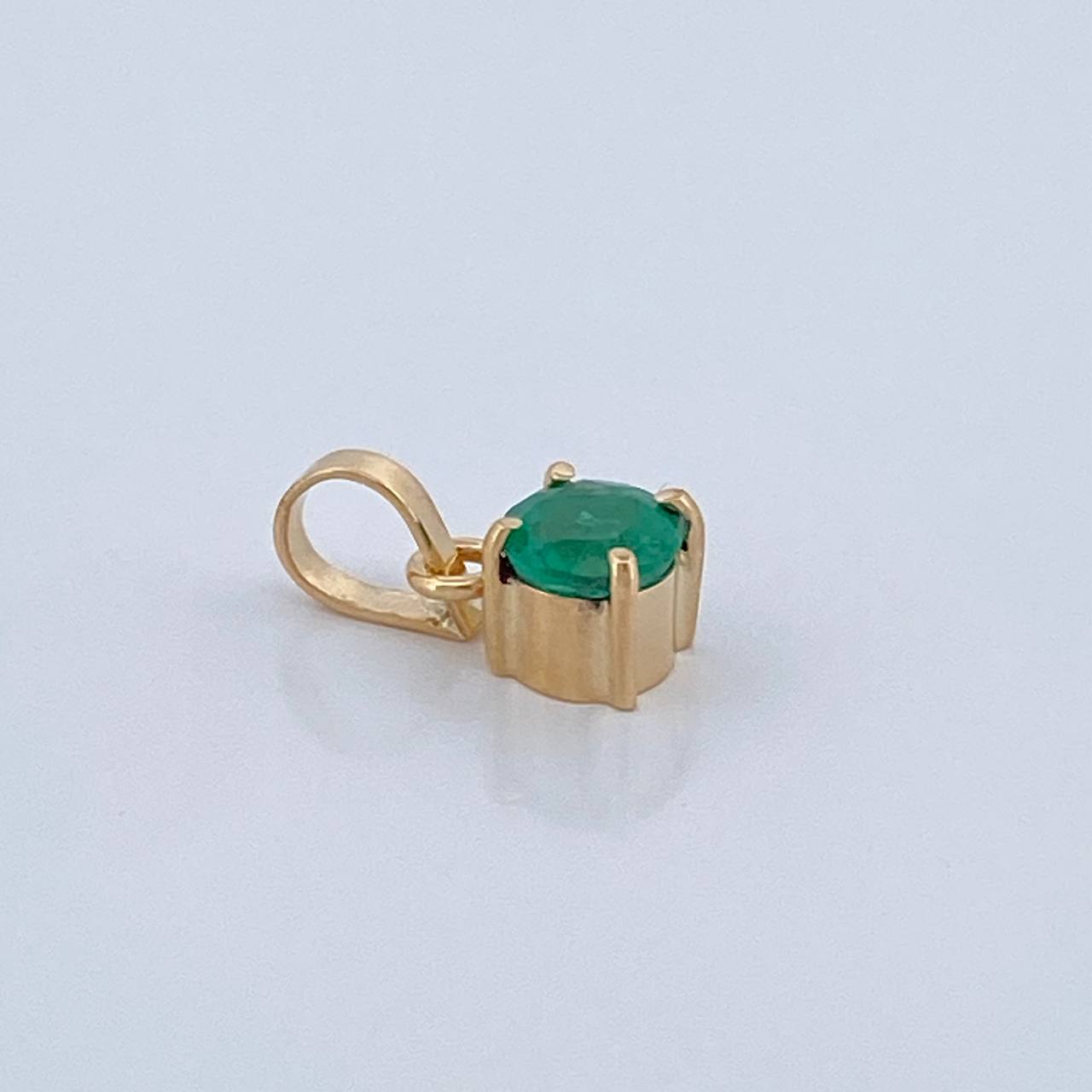 Dije Redondo Esmeralda 31pts 0.45gr / 1.1cm / Oro Amarillo 18K &