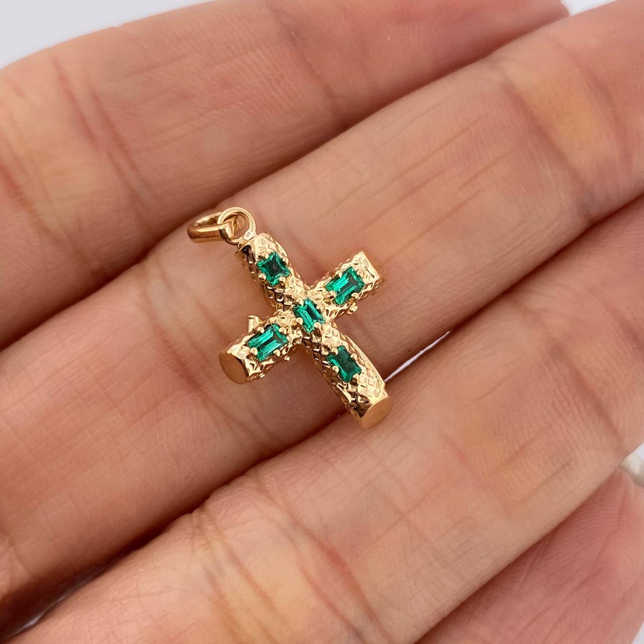 Dije Cruz Tronco Esmeralda 14pts 1.3gr / 2.2cm / Oro Amarillo 18K &