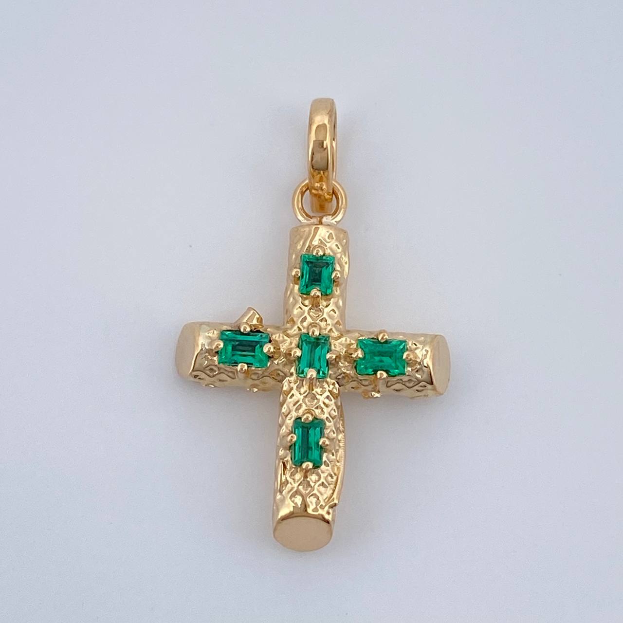 Dije Cruz Tronco Esmeralda 14pts 1.3gr / 2.2cm / Oro Amarillo 18K &