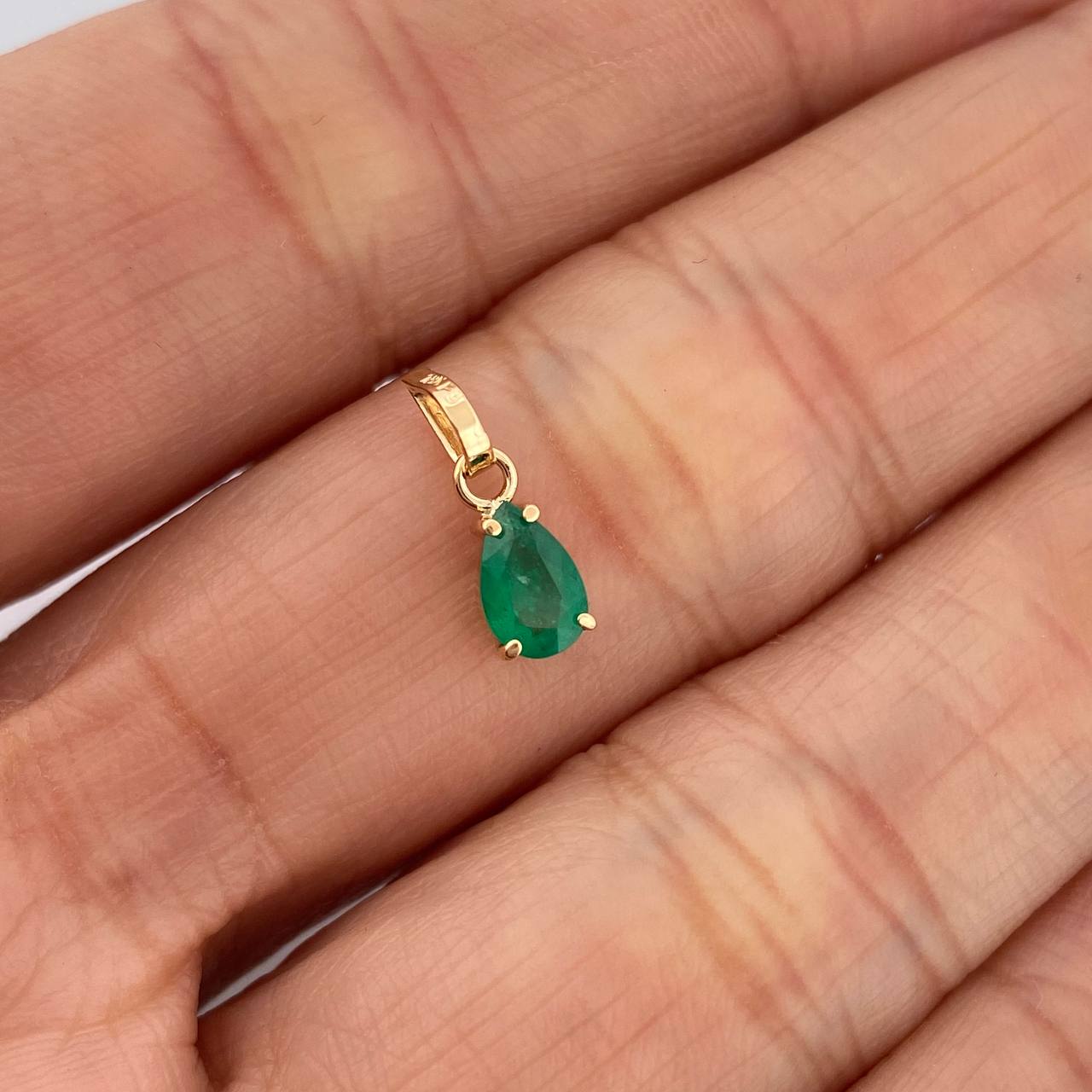 Dije Lagrima Esmeralda 32pts 0.35gr / 1.3cm / Oro Amarillo 18K &