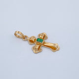 Dije Cruz Plana Esmeralda 0.6pts 0.75gr / 2.1cm / Oro Amarillo 18K