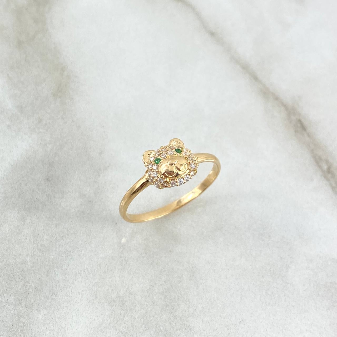 Anillo Cabeza de Oso 1.65gr / T6 1/2 / Circones Blancos-Verdes Oro Amarillo