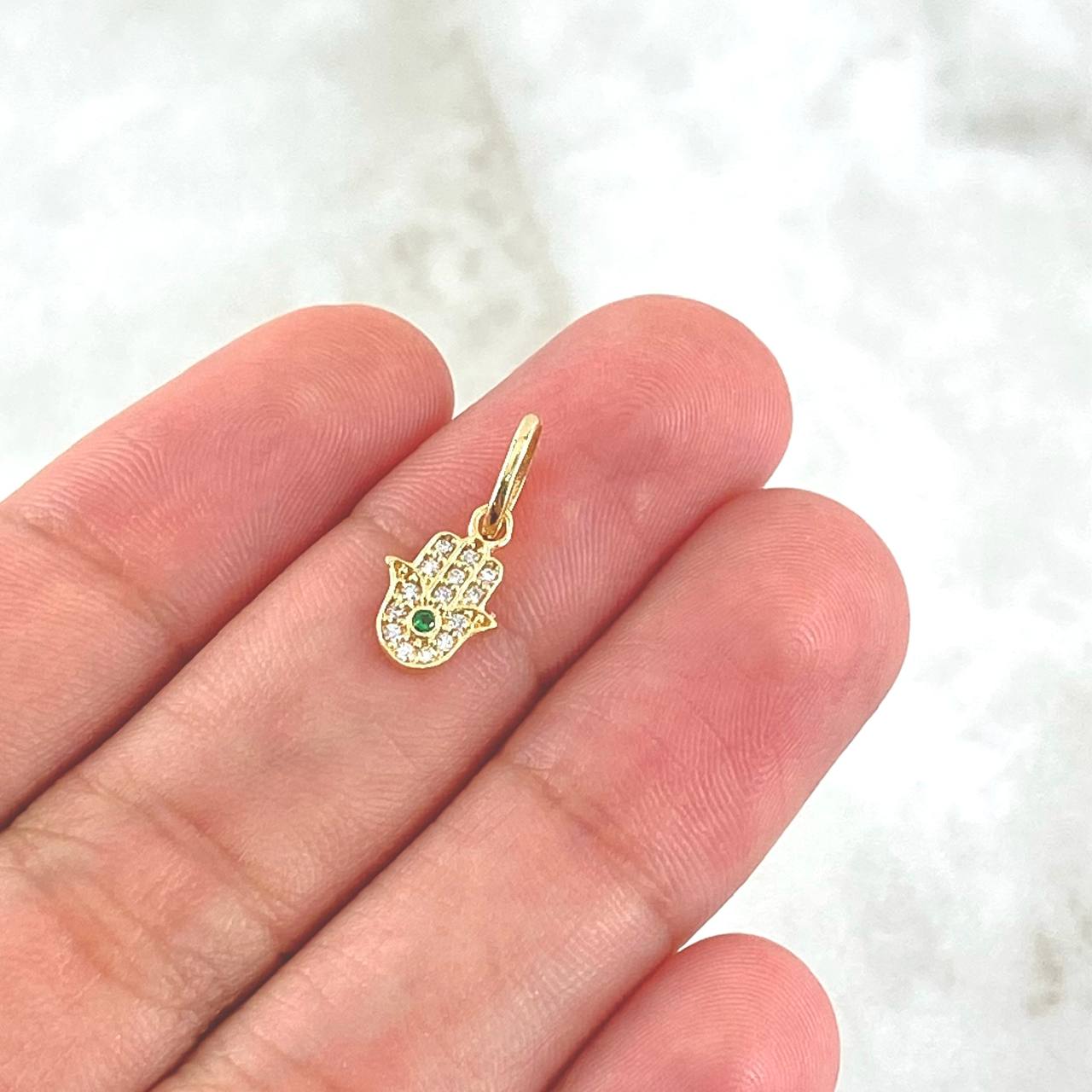 Dije Mano Hamsa 0.6gr / 1.5cm / Circones Blancos Y Verde Oro Amarillo 18K