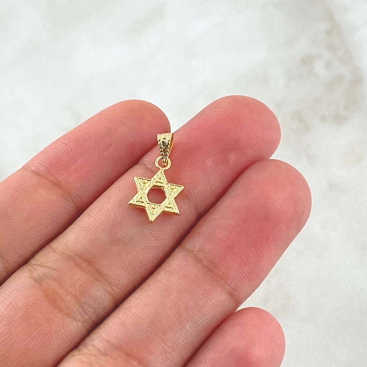 Dije Estrella De David 0.35gr / 1.7cm / Cargador Bordeado Oro Amarillo 18K