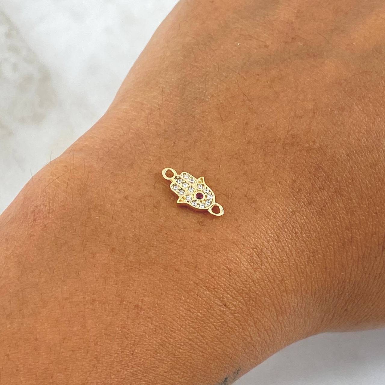 Herraje Mano Hamsa 0.5gr / 1.4cm / Circones Blancos Y Fucsia Oro Amarillo 18K