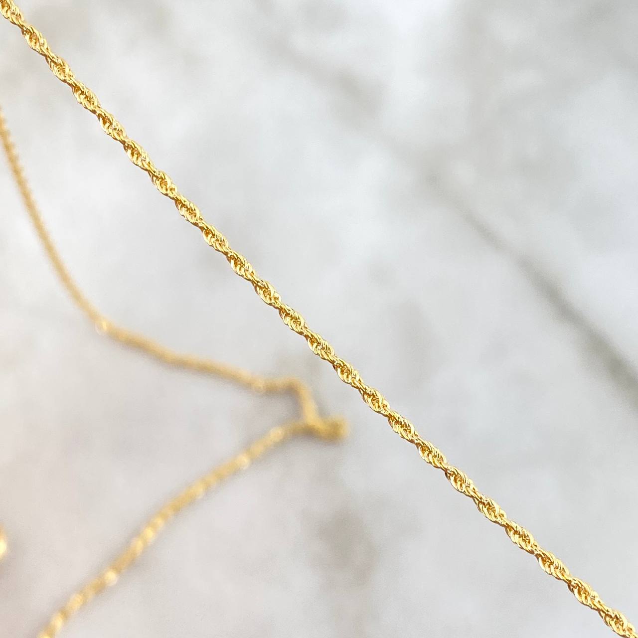 Cadena Lazo 0.95gr / 50cm + Dije Caballito De Mar 0.3gr / 1.3cm Circones Colores Oro Amarillo (Oferta)