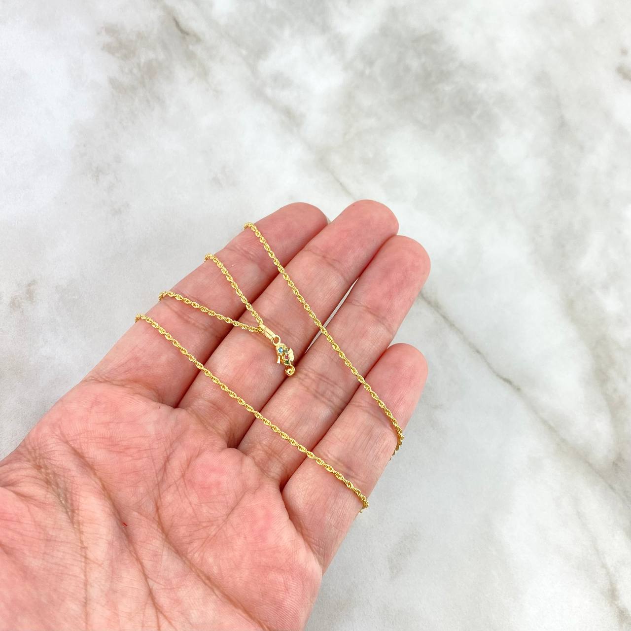 Cadena Lazo 0.95gr / 50cm + Dije Caballito De Mar 0.3gr / 1.3cm Circones Colores Oro Amarillo (Oferta)