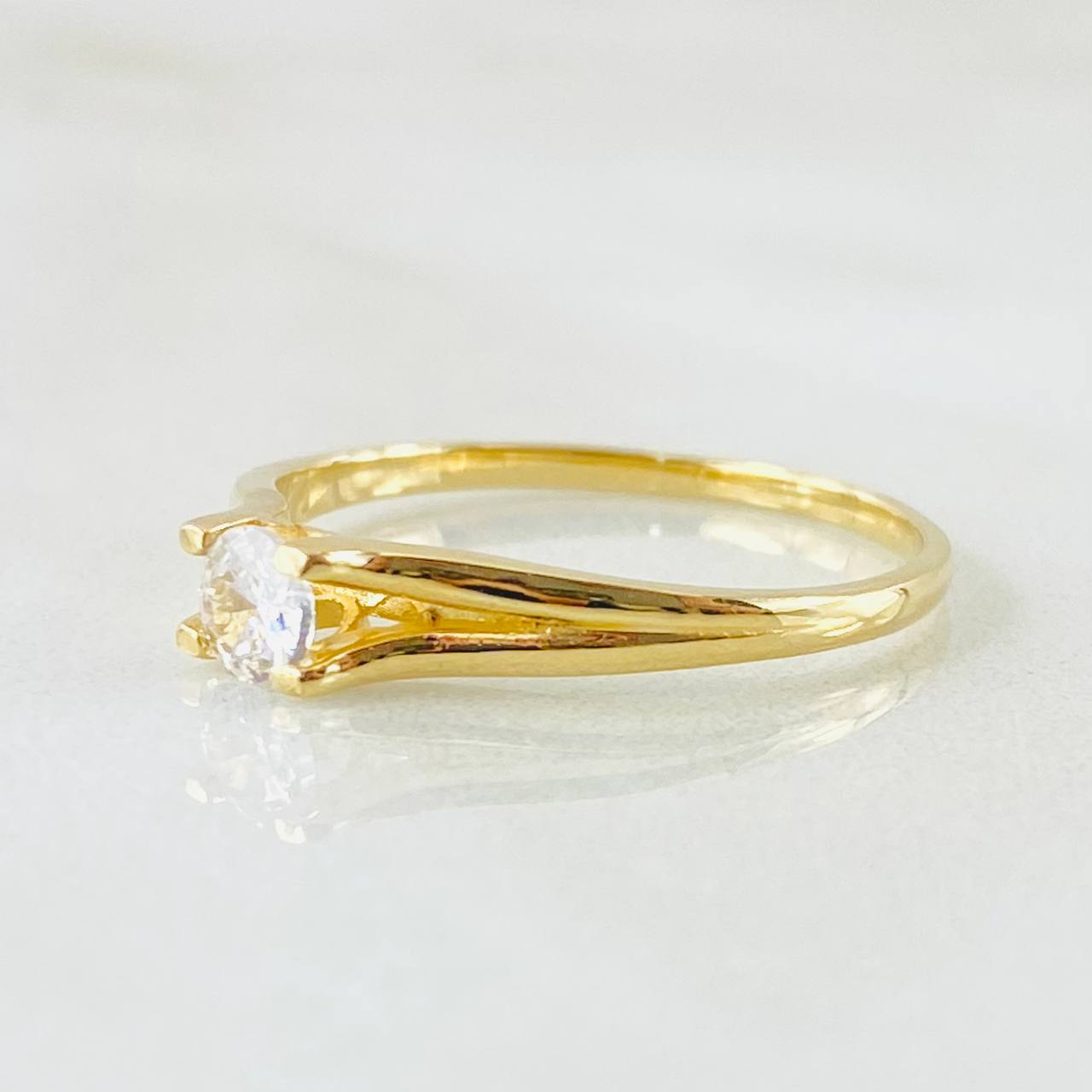 Anillo Solitario Liso Curvo 1.85gr / T6 3/4 / Oro Amarillo 18K *