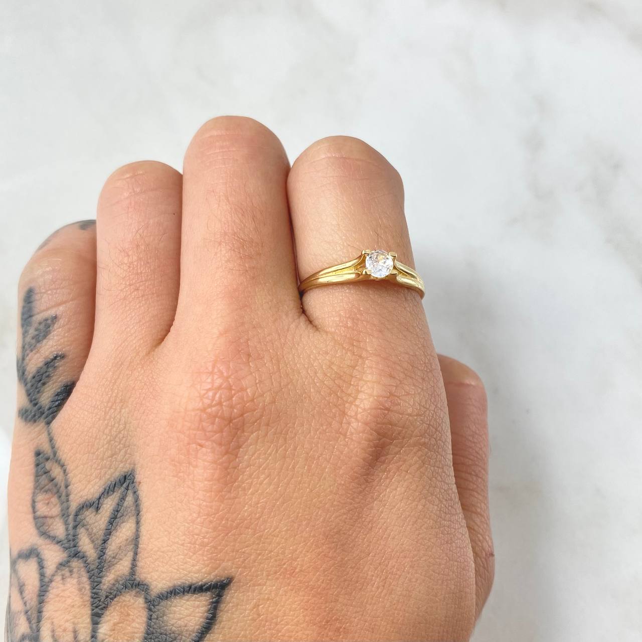 Anillo Solitario Liso Curvo 1.85gr / T6 3/4 / Oro Amarillo 18K *