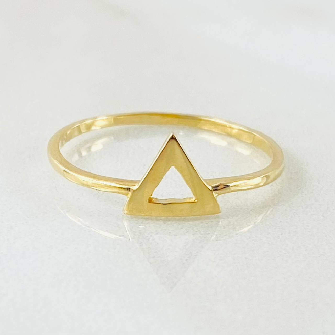 Anillo Silueta Triangulo 0.95gr / T5 3/4 / Oro Amarillo 18K *