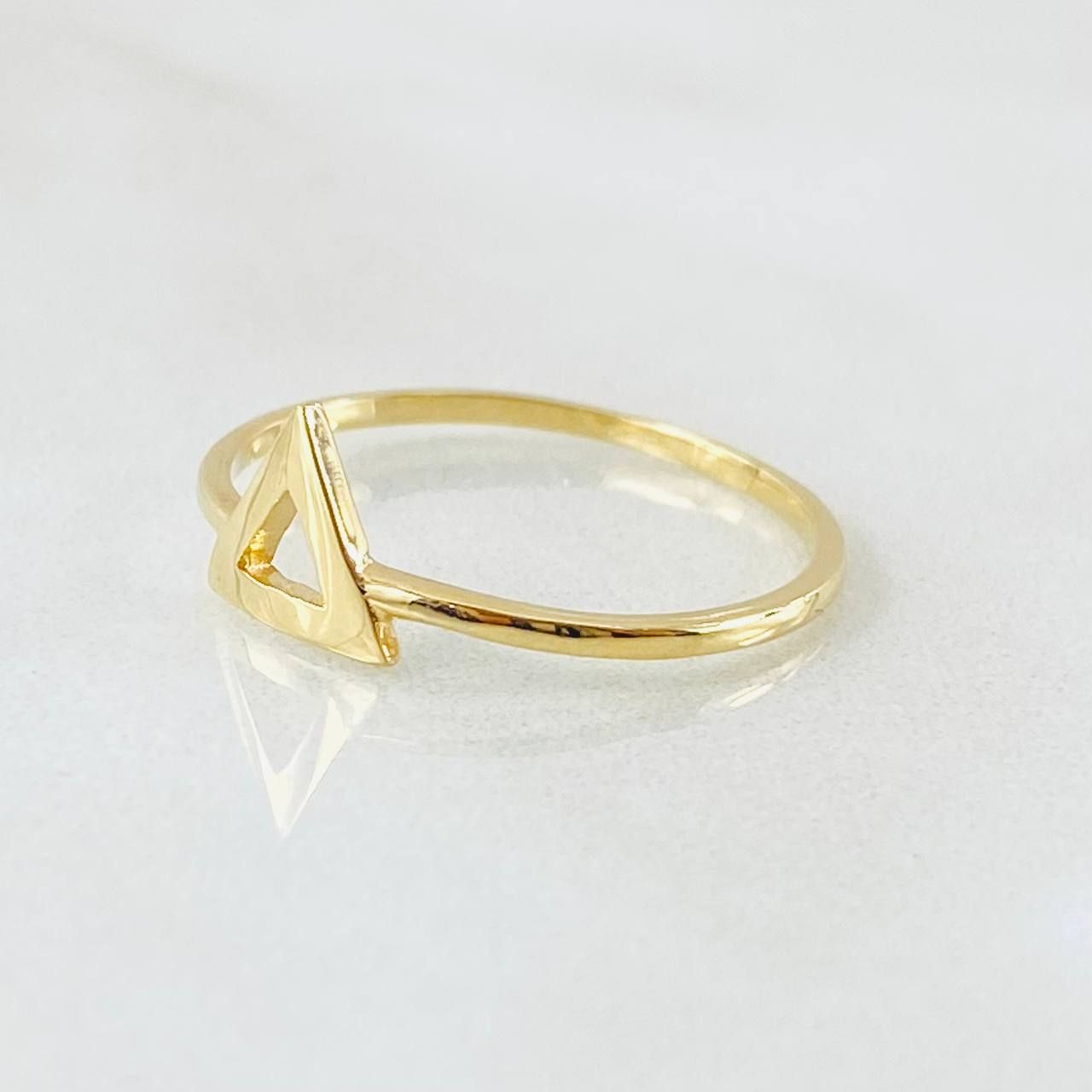 Anillo Silueta Triangulo 0.95gr / T5 3/4 / Oro Amarillo 18K *