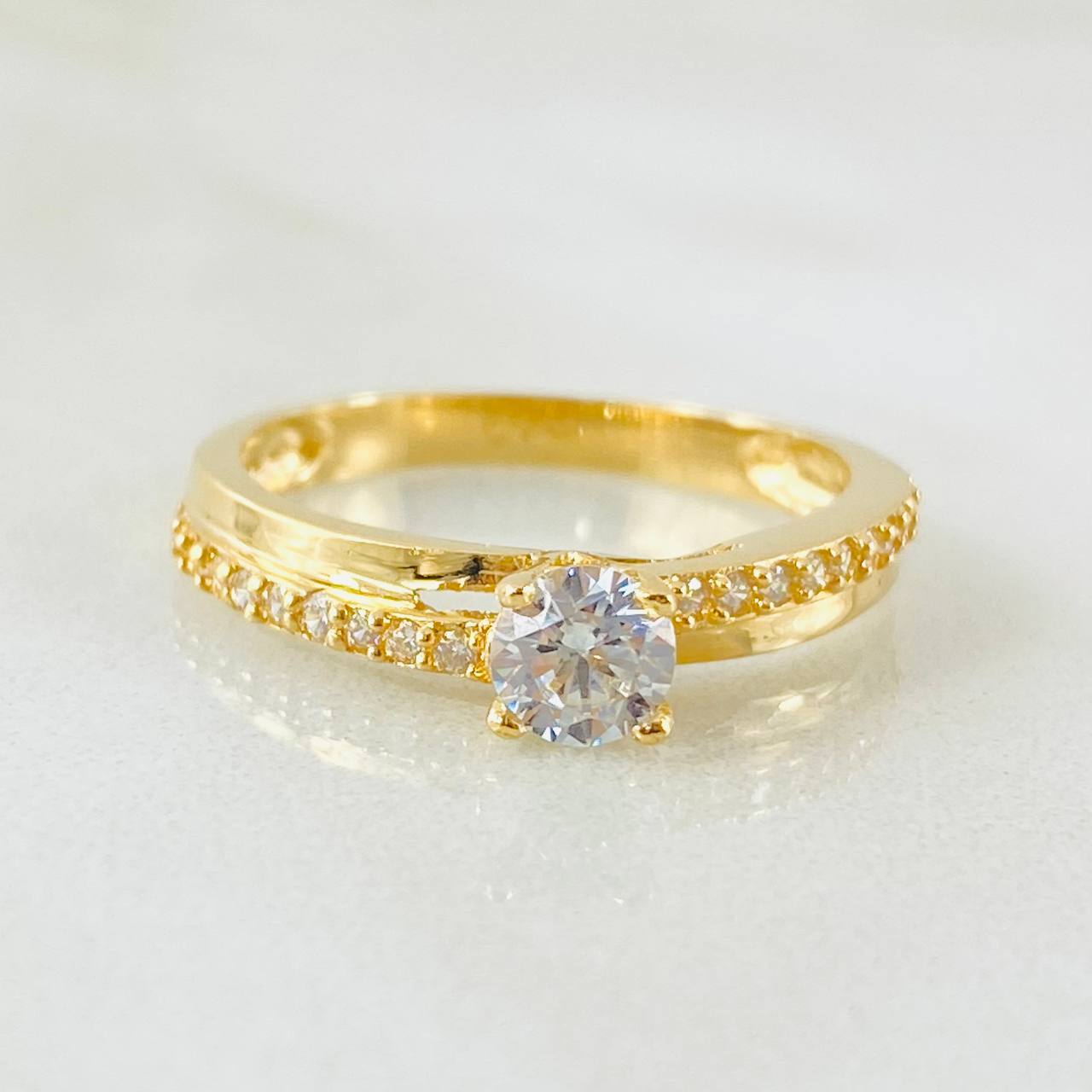 Anillo Solitario Escalera Cruzada 2.25gr / T6 1/4 / Oro Amarillo 18K