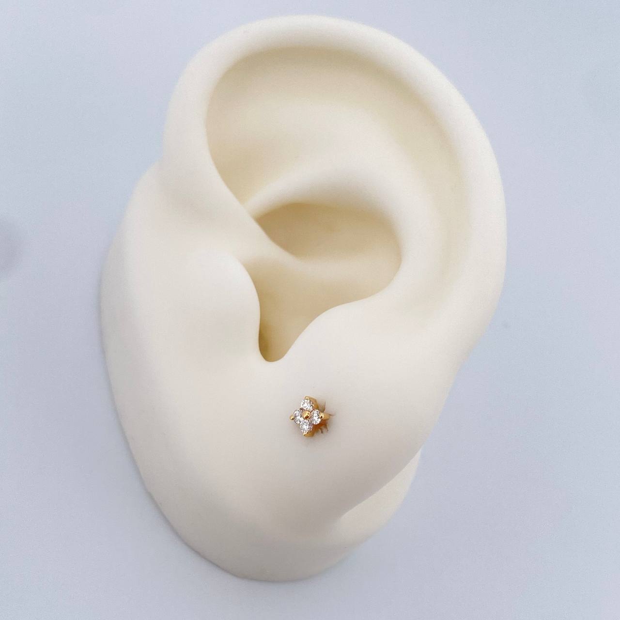 Topos Flor Diamante 0.65gr / Oro Amarillo 18K &