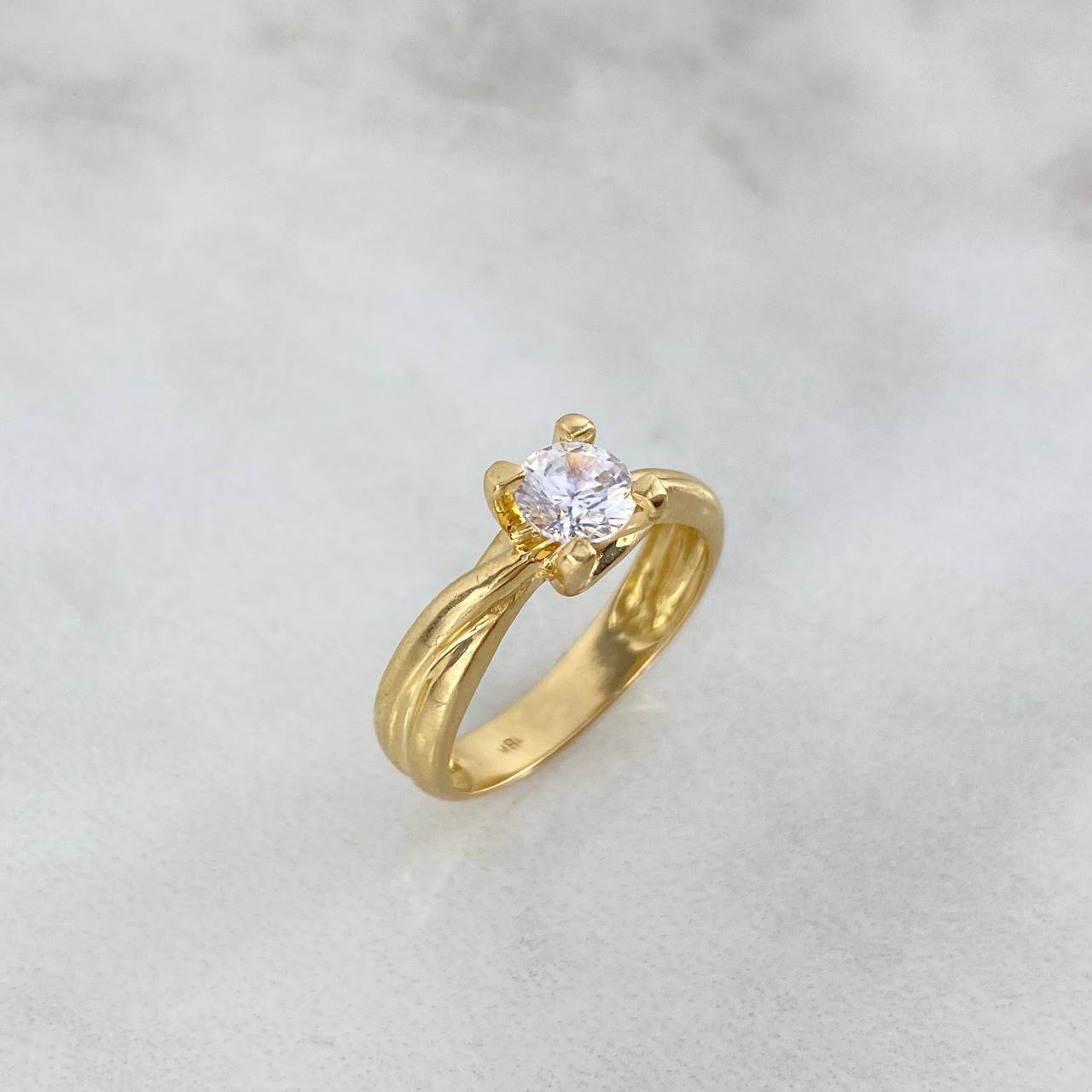 Anillo Solitario Garras Cruzadas 2.8gr / T7 / Circon Blanco Blancos Oro Amarillo