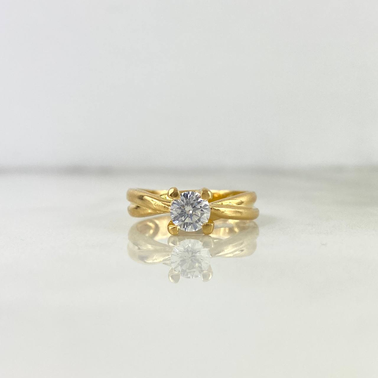 Anillo Solitario Garras Cruzadas 2.8gr / T7 / Circon Blanco Blancos Oro Amarillo