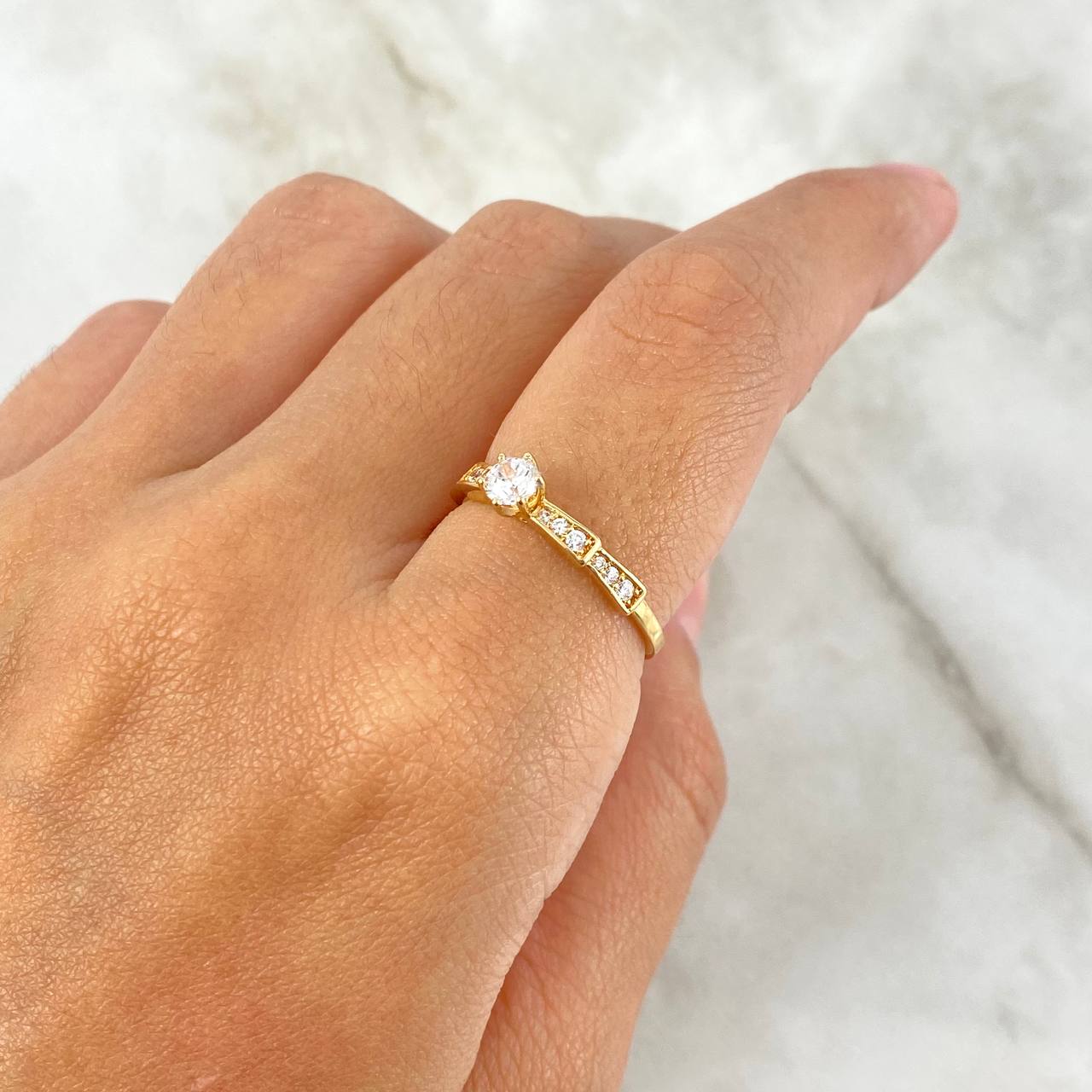 Anillo Solitario Churumbela Cinta 1.9gr / T4 1/4 / Circones Blanco Blancos Oro Amarillo ©