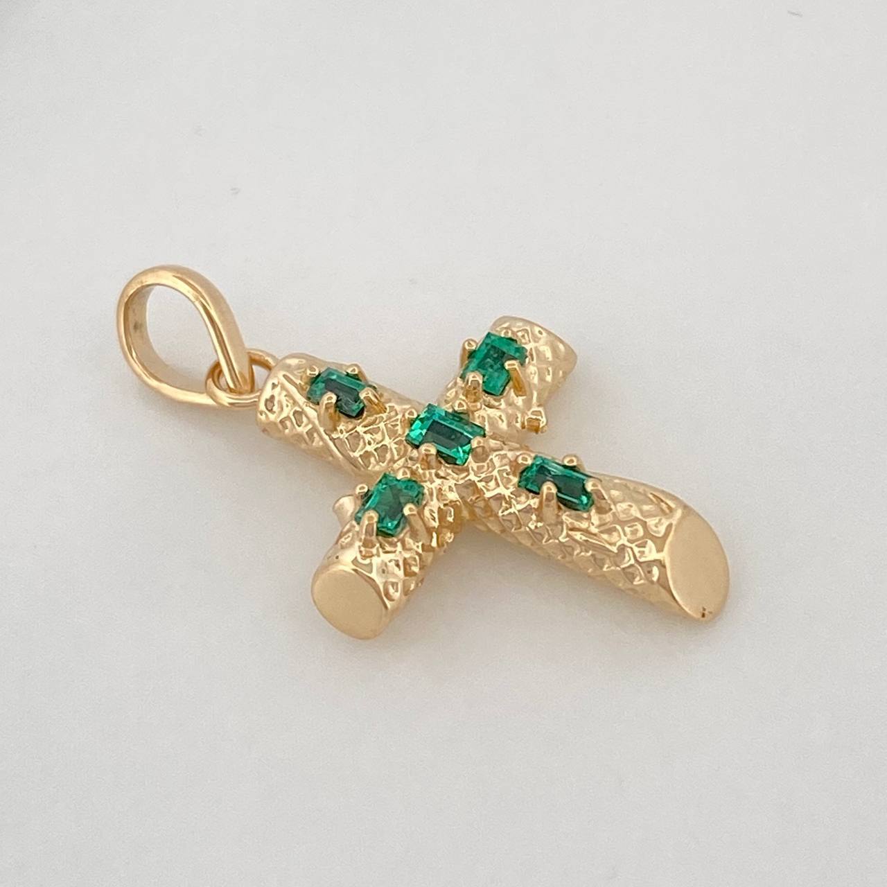 Dije Cruz Tronco Esmeraldas 14Pts 1.3 g / 2.3 cm Oro Amarillo 18K