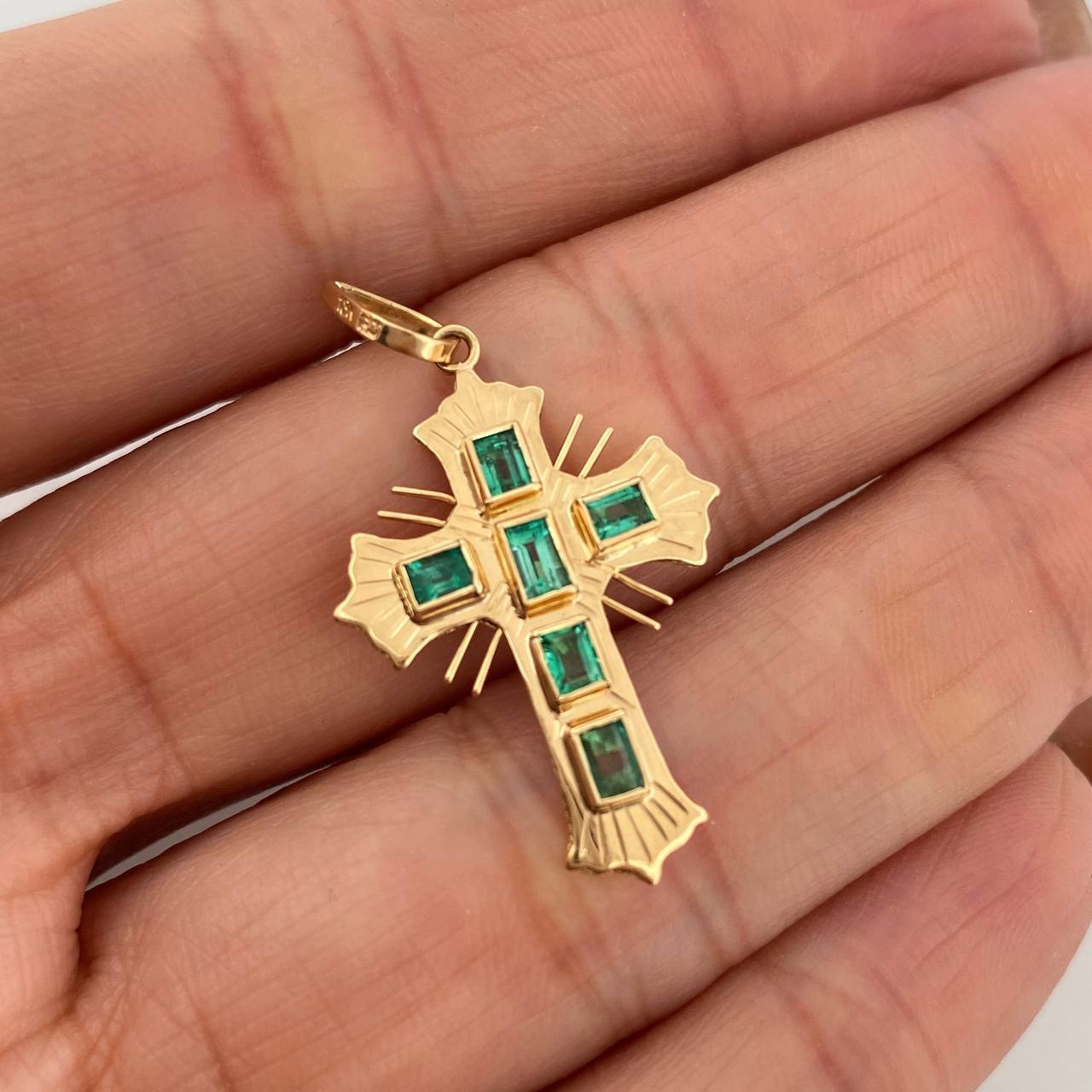Dije Cruz Plana Esmeraldas 50Pts 1.8 g / 3.5 cm Oro Amarillo 18K