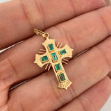 Dije Cruz Plana Esmeraldas 50Pts 1.8 g / 3.5 cm Oro Amarillo 18K