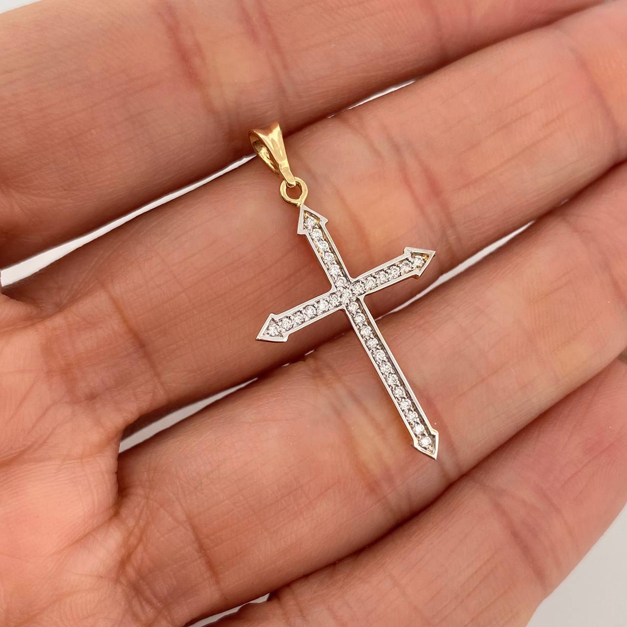 Dije Cruz Tupida Diamantes 19Pts 1.15 g / 3.3 cm Dos Oros Amarillo Blanco 18K