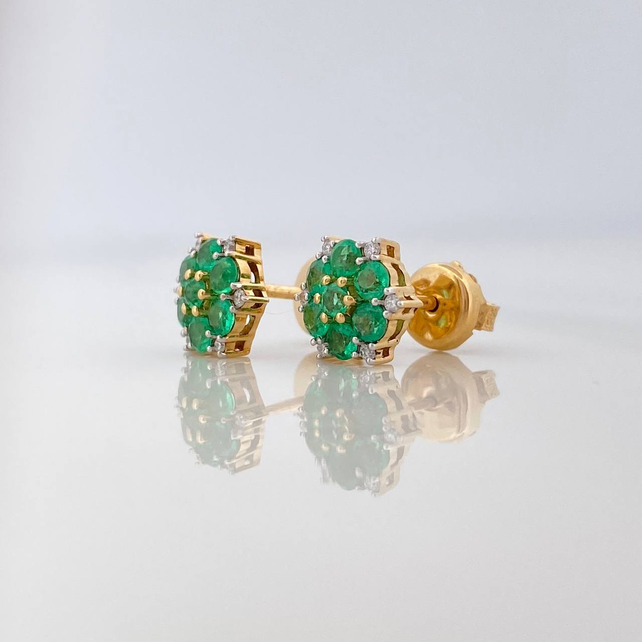 Topos Flor 14 Esmeraldas 62Pts 12 Diamantes 07Pts 2.2 g / 7.5 mm  Dos Oros Amarillo Blanco 18K