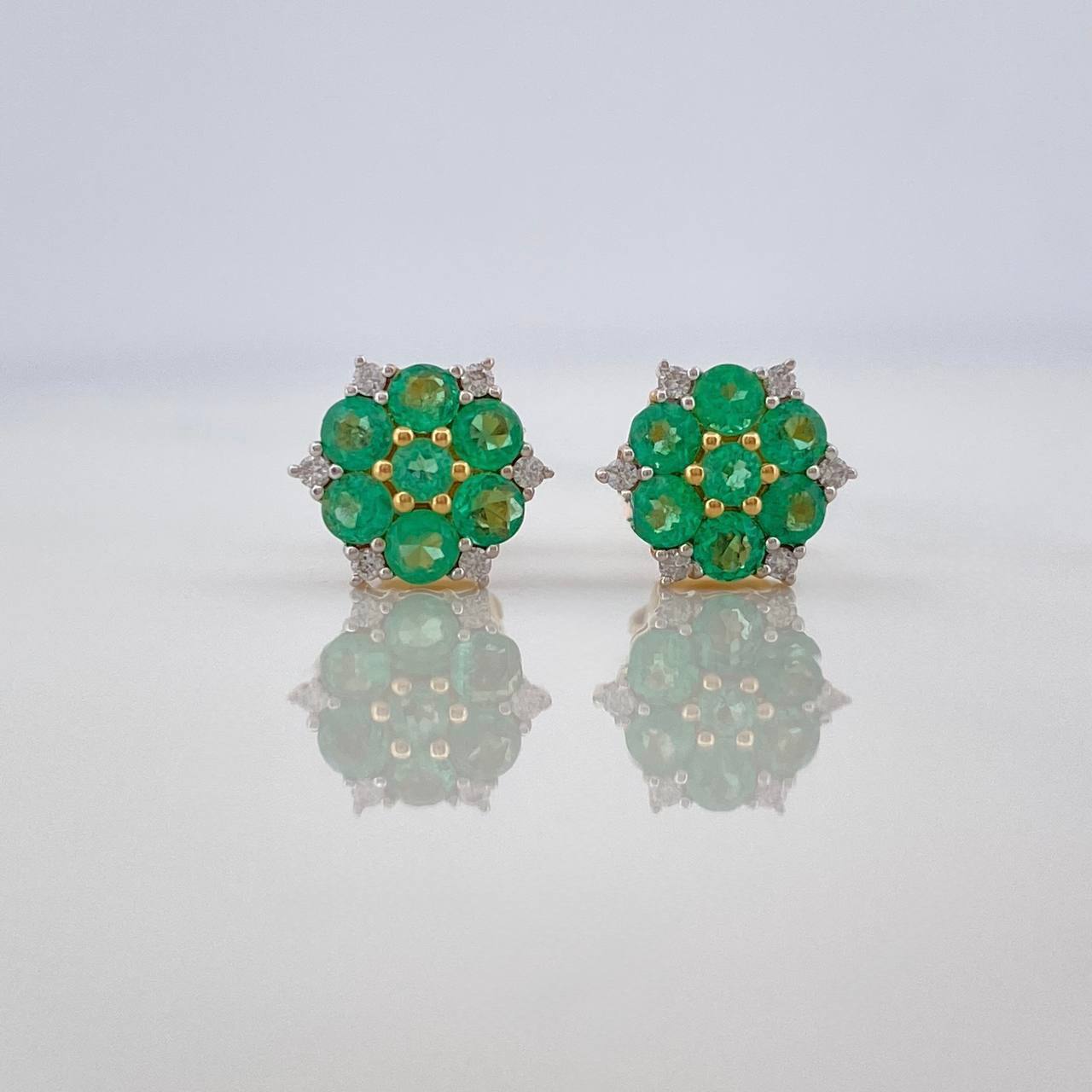 Topos Flor 14 Esmeraldas 62Pts 12 Diamantes 07Pts 2.2 g / 7.5 mm  Dos Oros Amarillo Blanco 18K