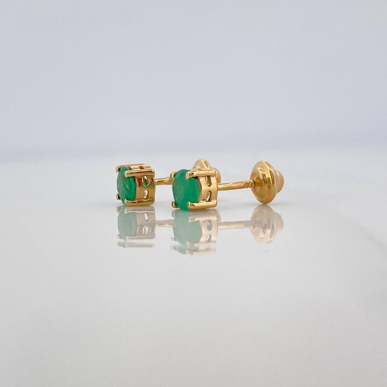 Topos Cuatro Garras Esmeraldas 64Pts 1.05 g / 3.8 mm Oro Amarillo 18K