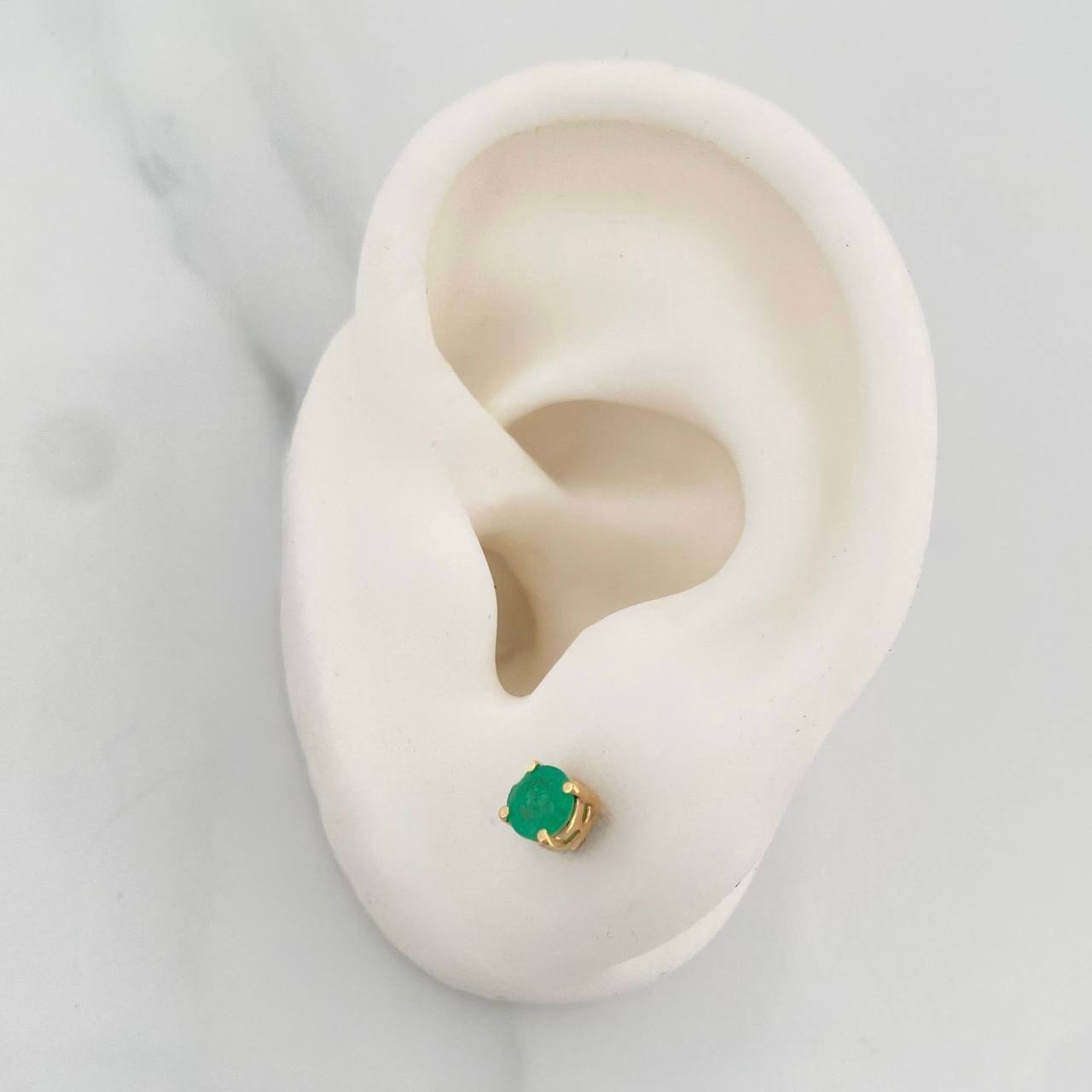 Topos Cuatro Garras Esmeraldas 64Pts 1.05 g / 3.8 mm Oro Amarillo 18K