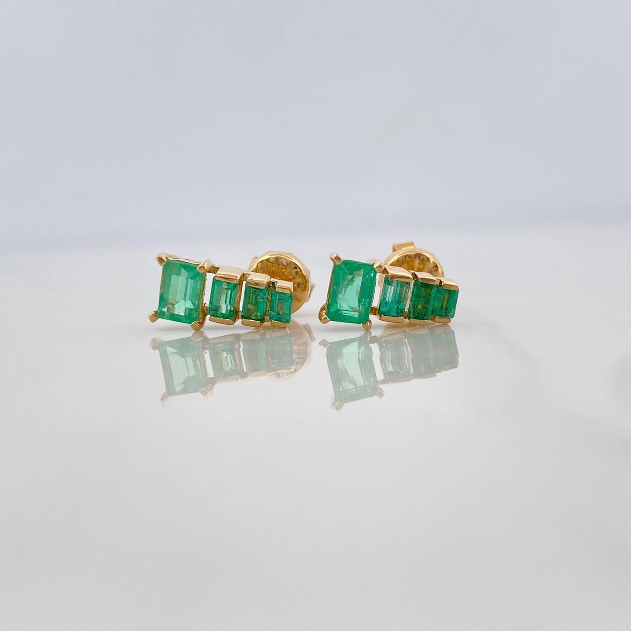 Topos Piramide Esmeraldas 99Pts 2.15 g / 4.4 mm Oro Amarillo 18K