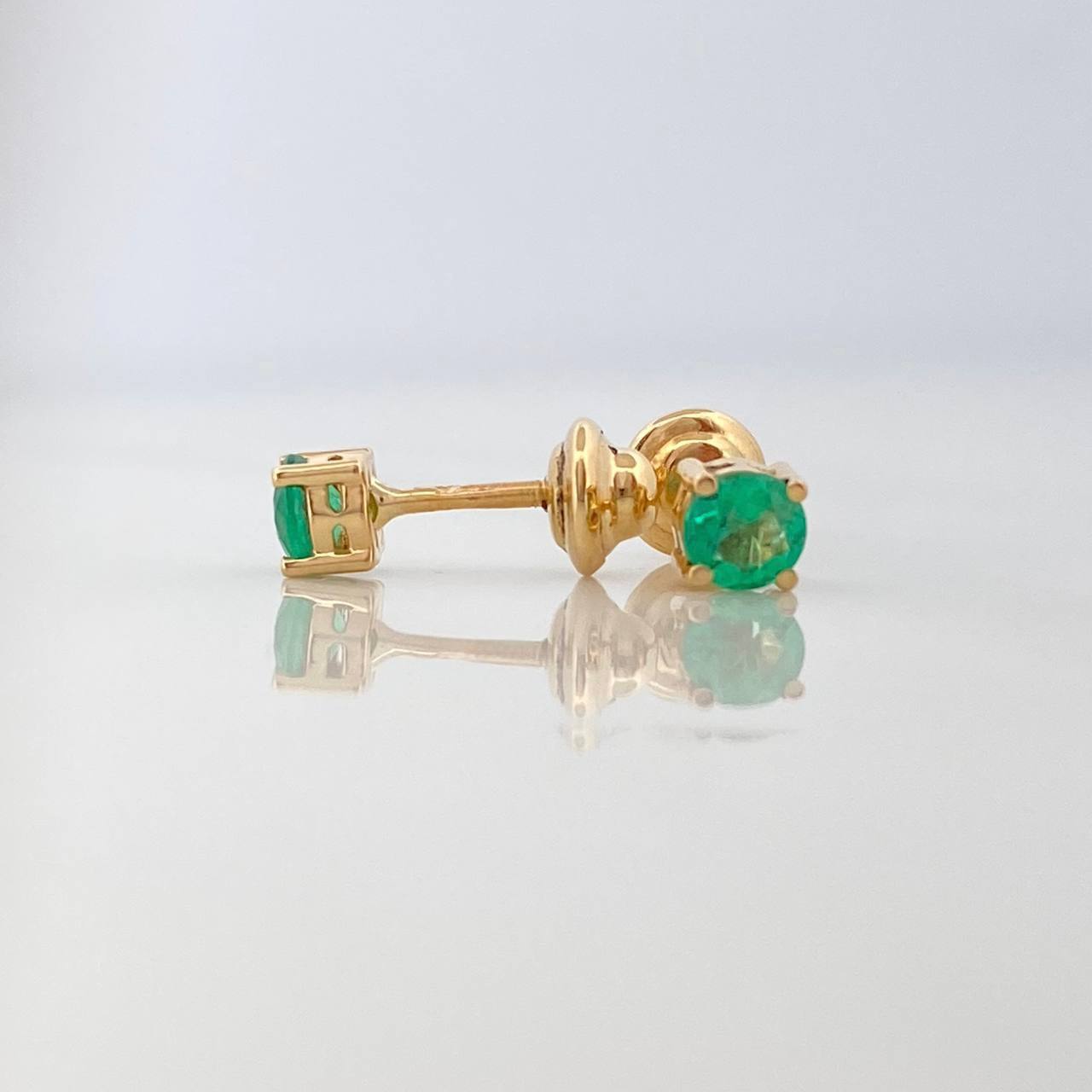 Topos Cuatro Garras Esmeraldas 34Pts 0.85 g / 3.3 mm Oro Amarillo 18K