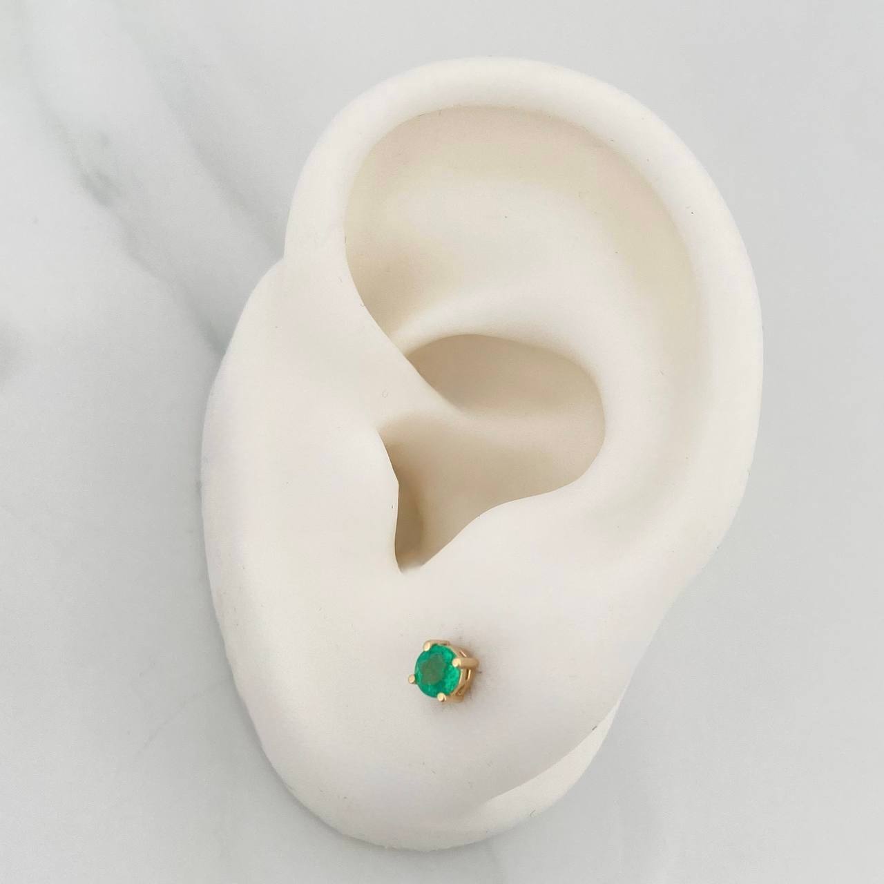 Topos Cuatro Garras Esmeraldas 34Pts 0.85 g / 3.3 mm Oro Amarillo 18K