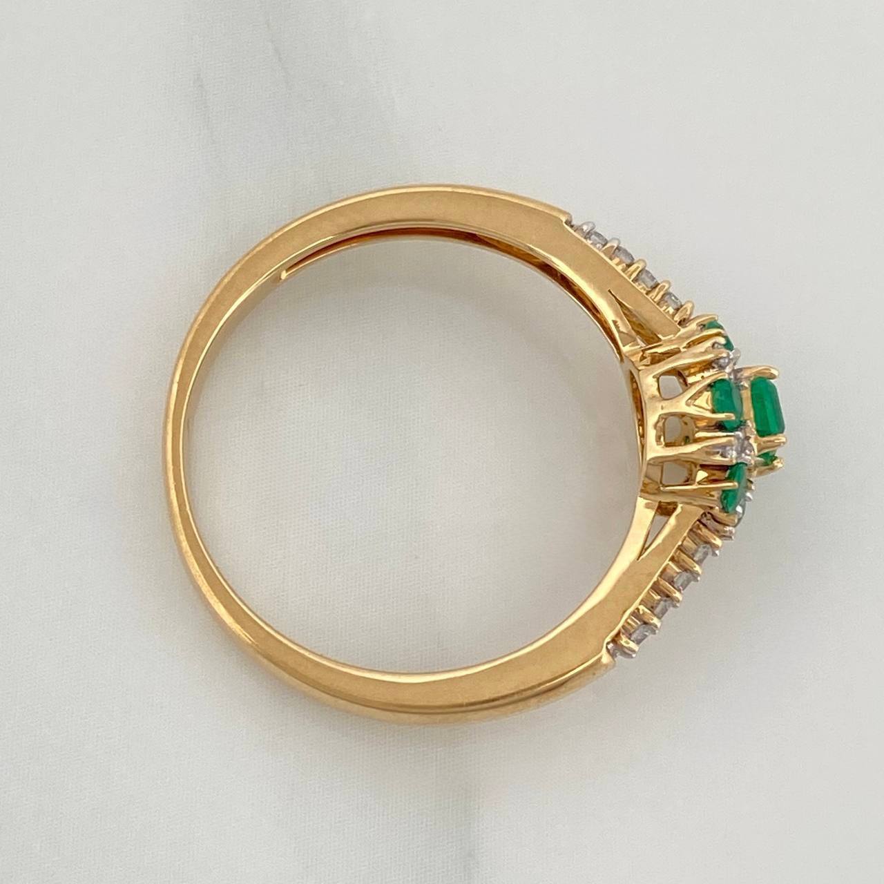 Anillo Flor Esmeraldas 80Pts Diamantes 118Qts 2.95 g / T7 Dos Oros Amarillo Blanco  18K