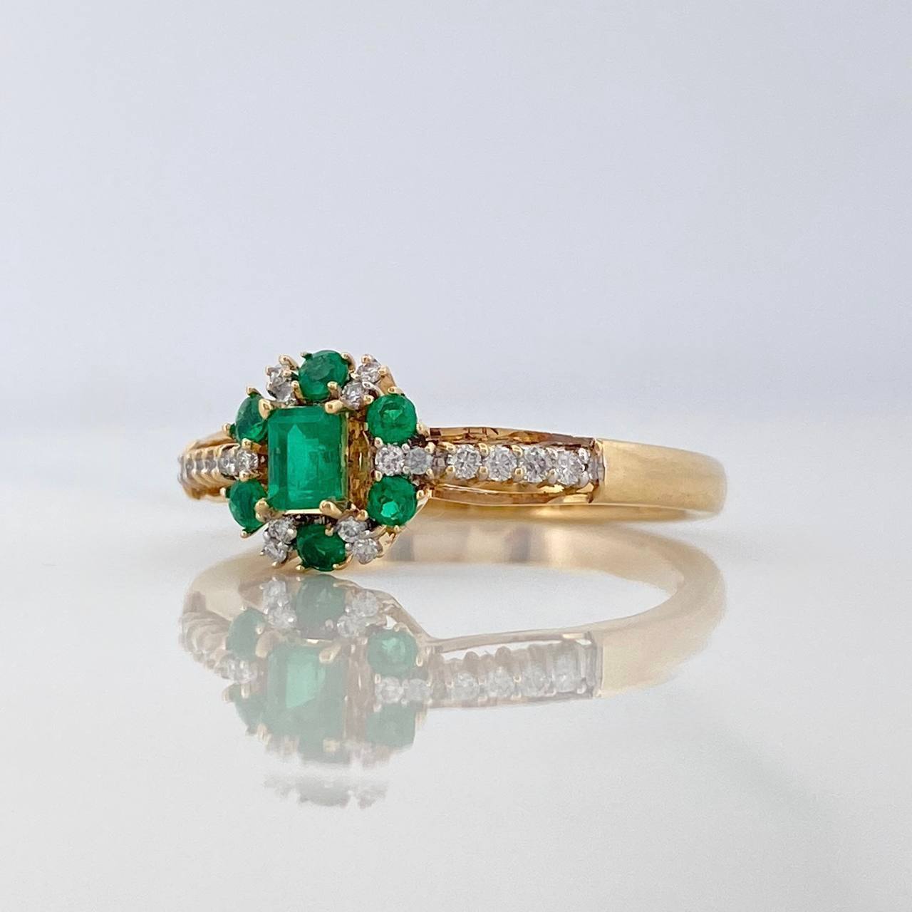 Anillo Flor Esmeraldas 80Pts Diamantes 118Qts 2.95 g / T7 Dos Oros Amarillo Blanco  18K