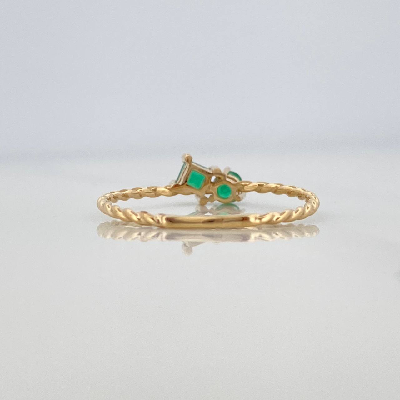 Anillo Figuras Esmeraldas 29Pts 0.95 g / T7 1/4 Oro Amarillo 18K