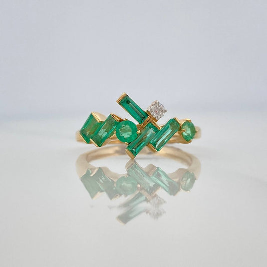 Anillo Figuras Esmeraldas 76Pts Diamante 04Pts 2.8 g / T6 Oro Amarillo 18K