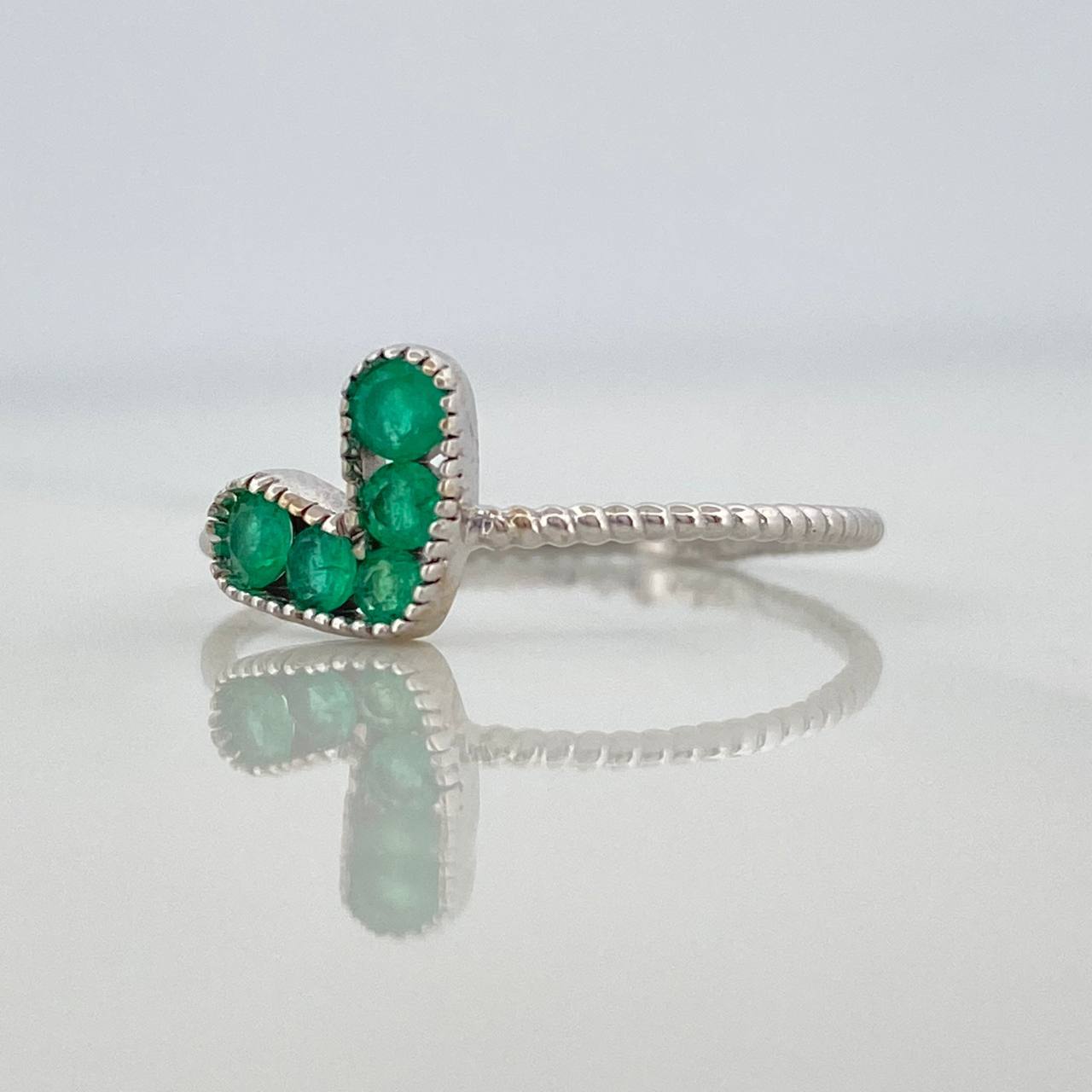 Anillo Corazon Esmeraldas 23Pts 1.15 g / T6 3/4 Oro Blanco 18K