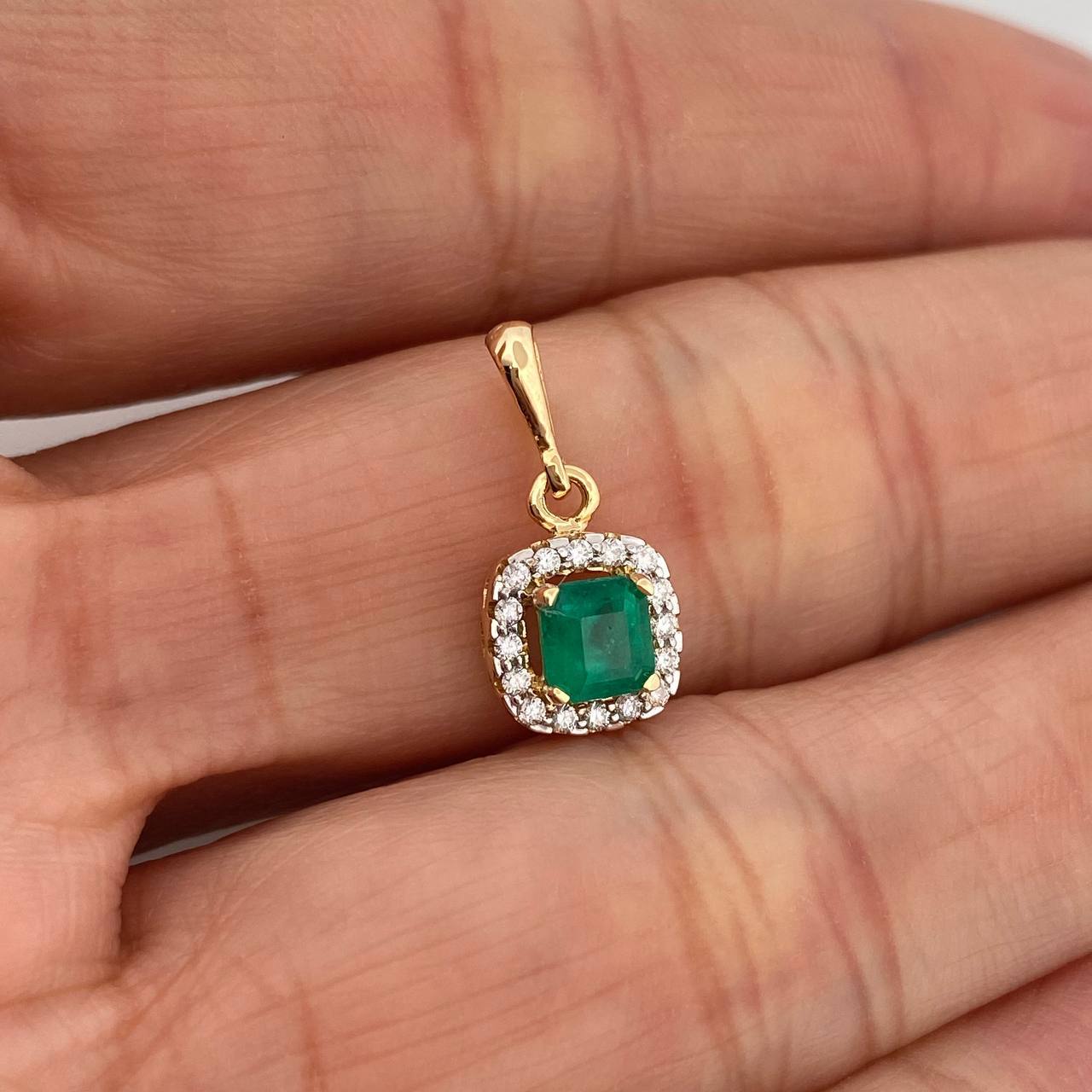 Dije Halo Cuadrado Esmeralda 46Pts 16 Diamantes 11Pts 1.2 g / 1.7 cm  Dos Oros Amarillo Blanco 18K