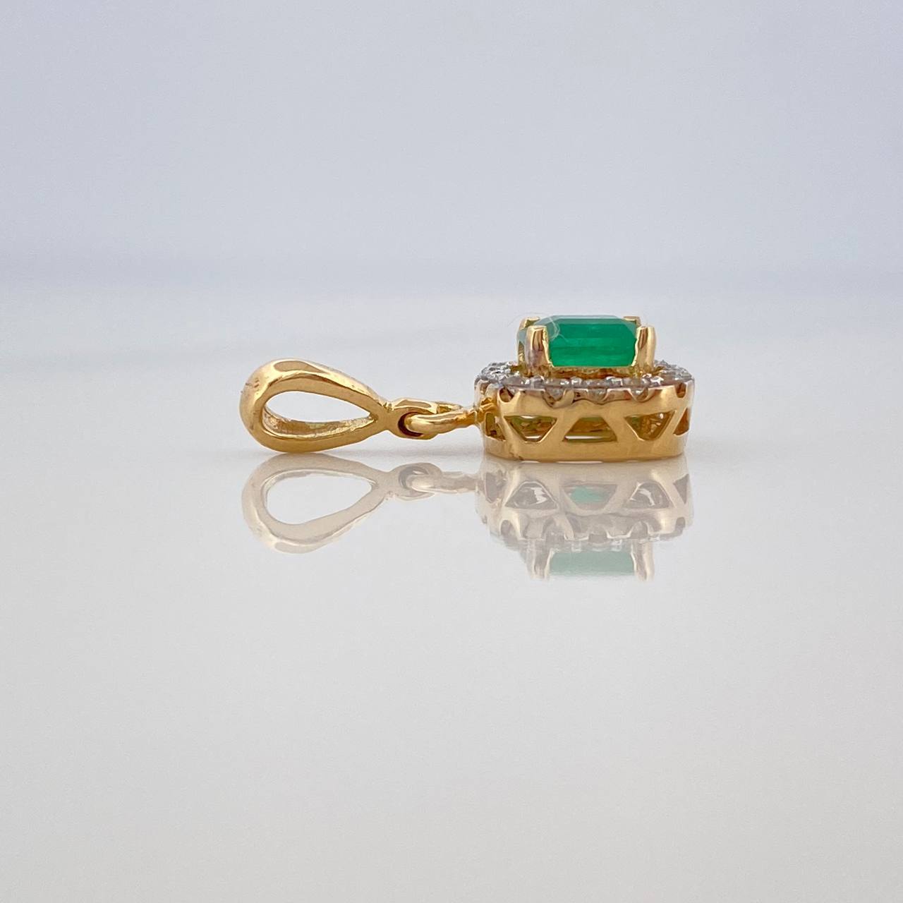 Dije Halo Cuadrado Esmeralda 46Pts 16 Diamantes 11Pts 1.2 g / 1.7 cm  Dos Oros Amarillo Blanco 18K