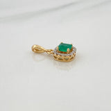 Dije Halo Cuadrado Esmeralda 46Pts 16 Diamantes 11Pts 1.2 g / 1.7 cm  Dos Oros Amarillo Blanco 18K