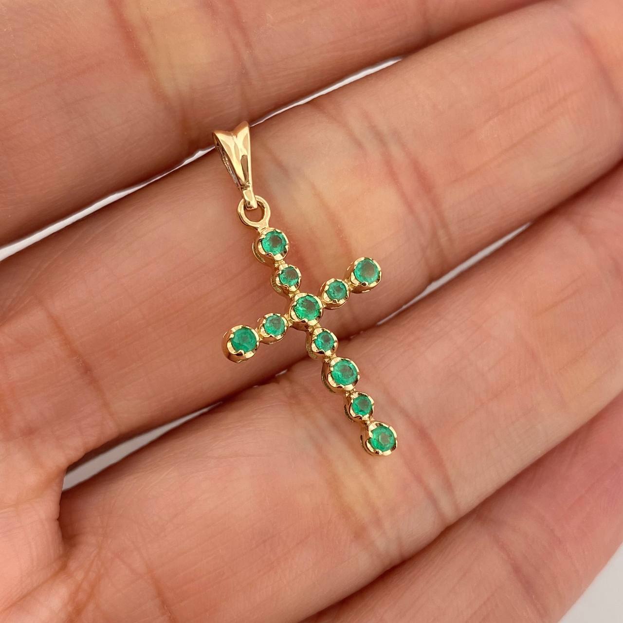 Dije Cruz Tupida Esmeraldas 22Pts 1 g / 3 cm Oro Amarillo 18K