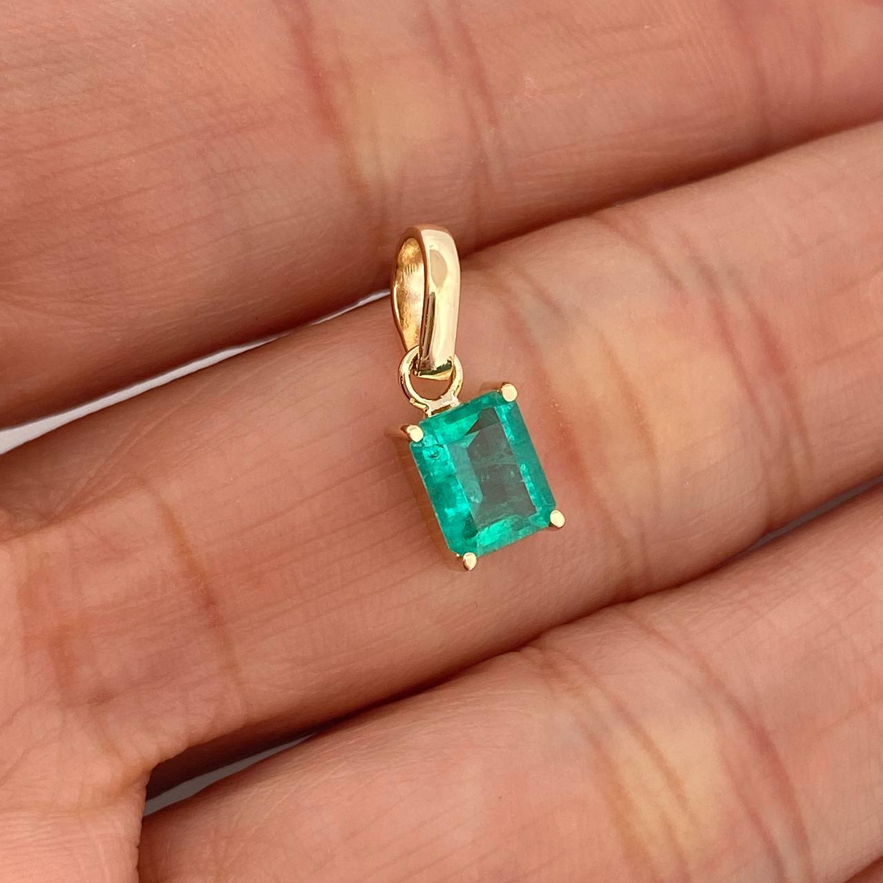 Dije Cuadrado Esmeralda 85Pts 0.9 g / 1.5 cm Oro Amarillo 18K