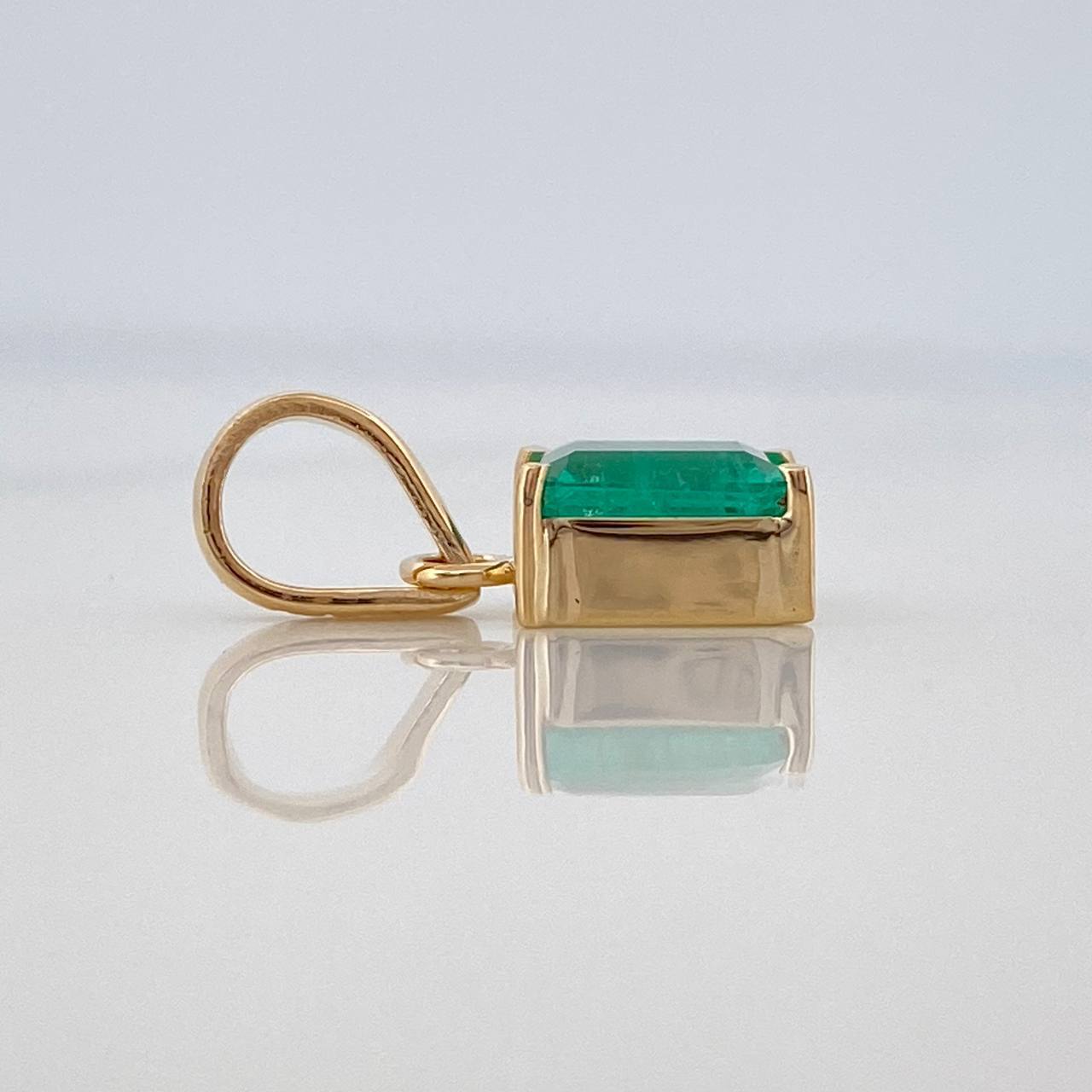 Dije Cuadrado Esmeralda 85Pts 0.9 g / 1.5 cm Oro Amarillo 18K